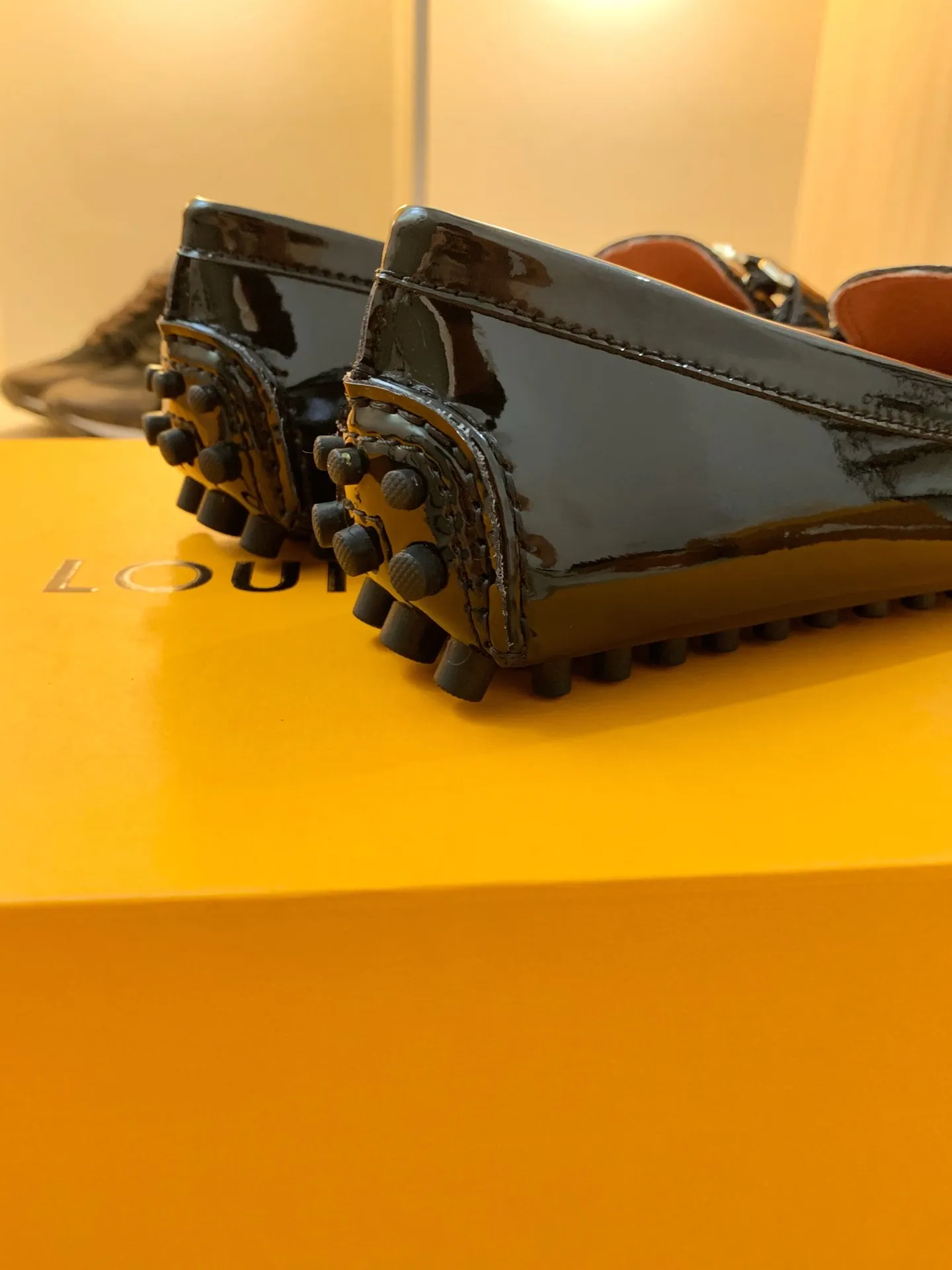p460💰Couple model❤️🇫🇷 𝙇𝙤𝙪𝙞𝙨 𝙑𝙪𝙞𝙩𝙩𝙤𝙣 🇫🇷Louis Vuitton 2023 Classic𝓛𝓿 𝓣𝓻𝓪𝓲𝓷𝓮𝓻 Sports Series ➪➪➪¯ [Arizona Doudou Shoes Series] ▪️▪️▪️Arizona slip-on shoes are made of Monogram Eclipse canvas. Its hand-painted and dyed edges and hand-sewn uppers fully demonstrate Louis Vuitton's traditional shoemaking craftsmanship. This slip-on shoe is very lightweight. The integrated tongue and upper make it particularly comfortable and flexible. The soft outsole is equipped with rubber padding. Decorated with matching sash. Detailed features: ☑️Monogram Eclipse canvas ☑️Black Eclipse pattern ☑️Hand-painted shoe edges ☑️Hand-sewn uppers (each pair takes time to process) ☑️Integrated tongue and upper construction ☑️Outsole equipped with rubber lining ☑️size: 35_46